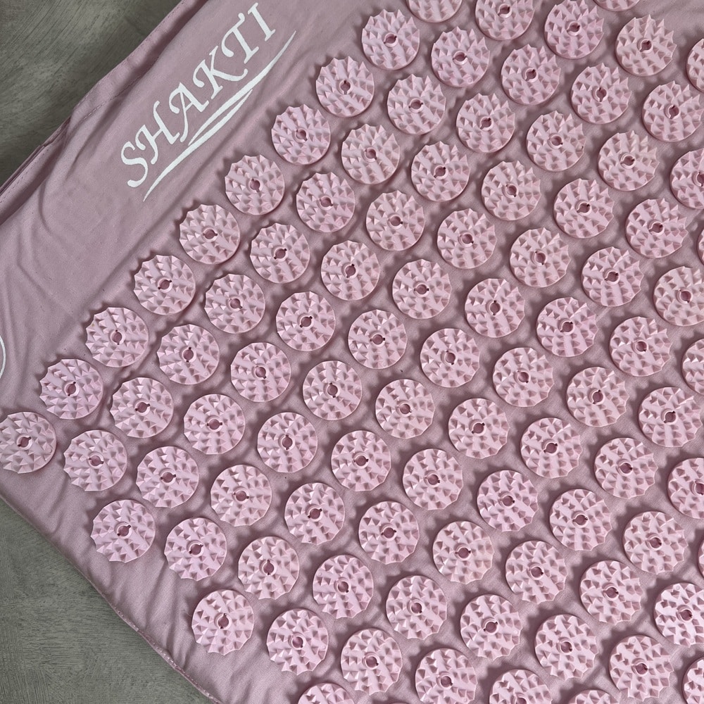 寝転ぶだけで痛気持ちいい！40代のセルフケアにシャクティマット愛用中