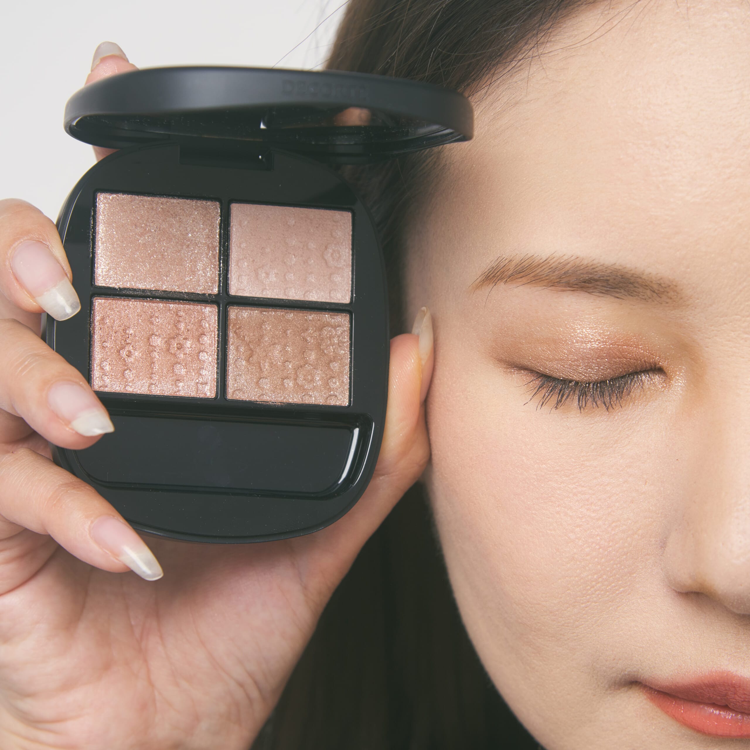 上品な艶と輝き！【コスメデコルテ ホリデーコフレ】アイシャドウ