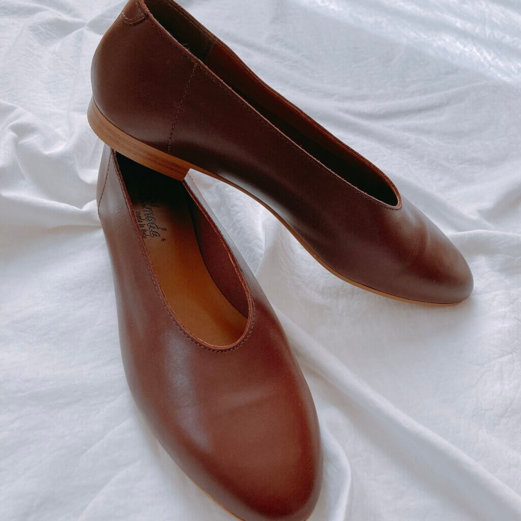 stilmoda】ブラウンのフラットシューズ | LEE