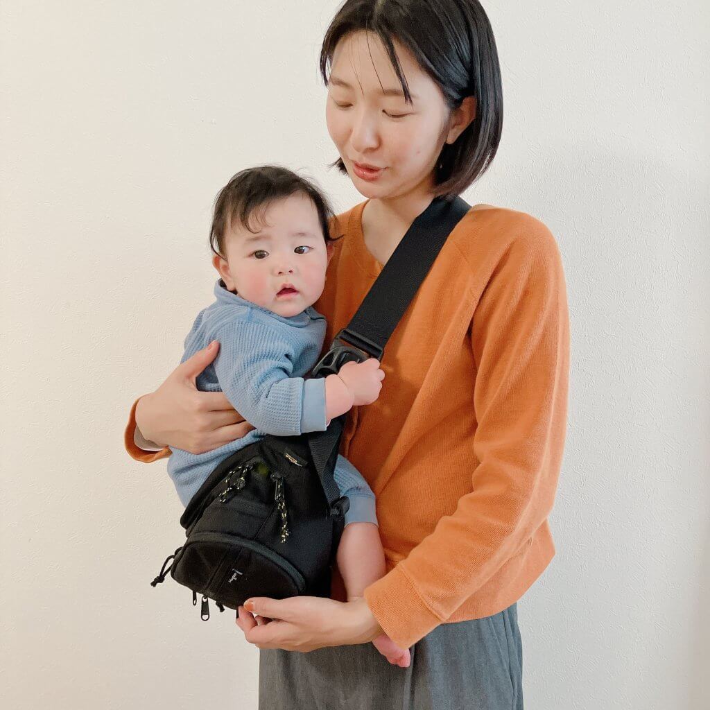 ヒップシート付きショルダーバッグHugooでお出かけが楽に | LEE