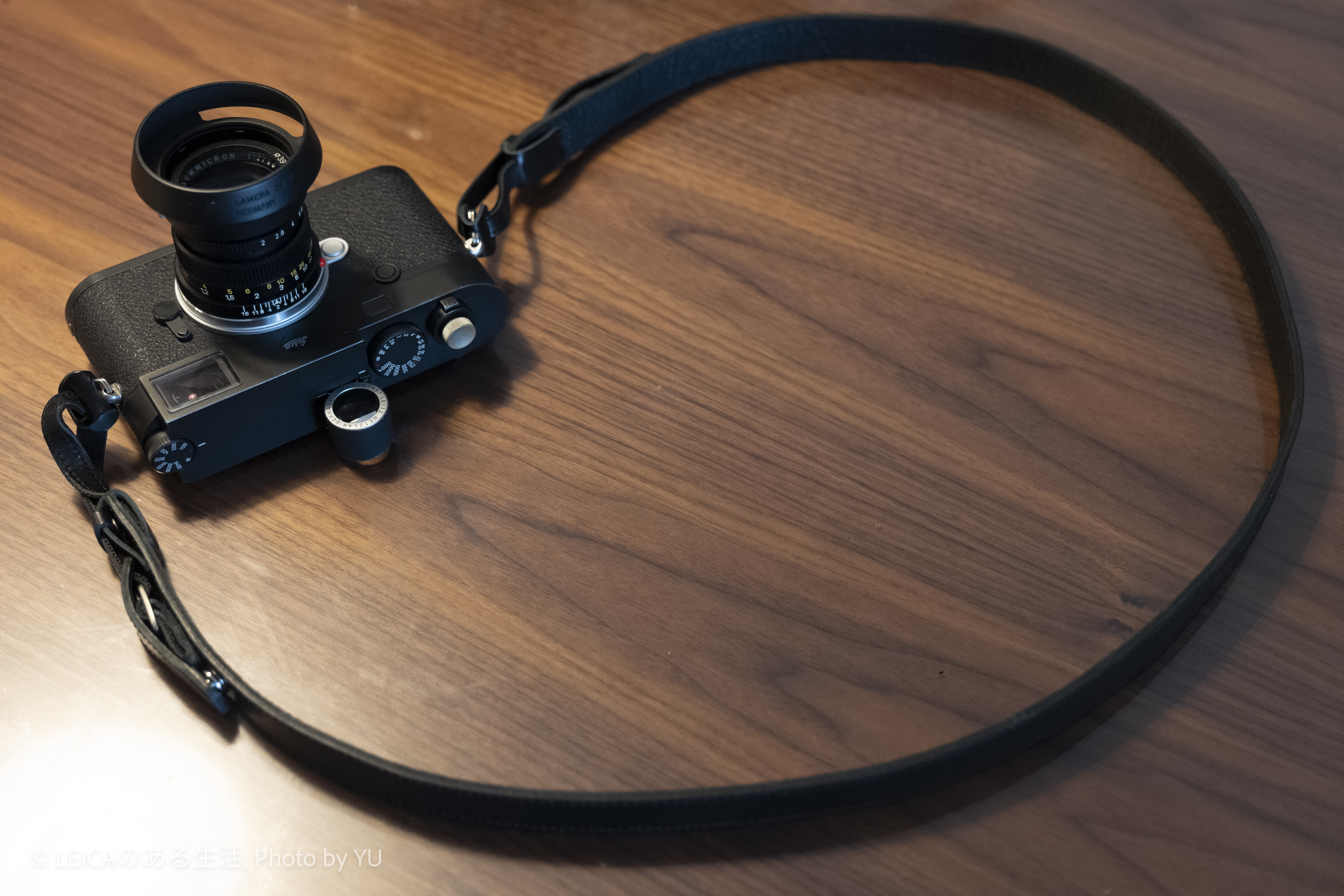 最高級皮革カメラストラップ Acruの「カシェ・レッタ for LEICA」を