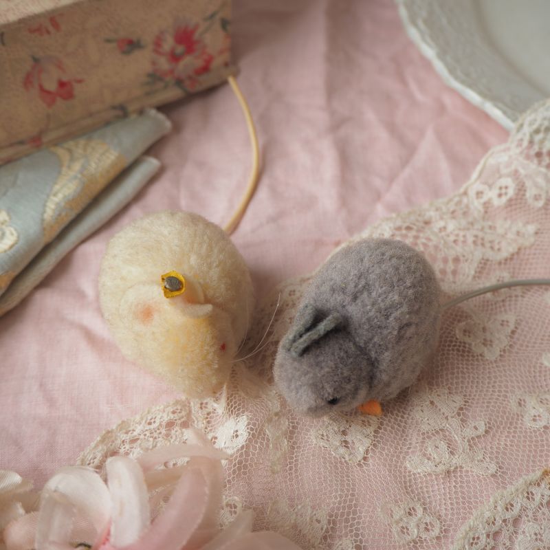 シュタイフ社製ふわふわのポンポンねずみ/白とグレー jouet・おもちゃ