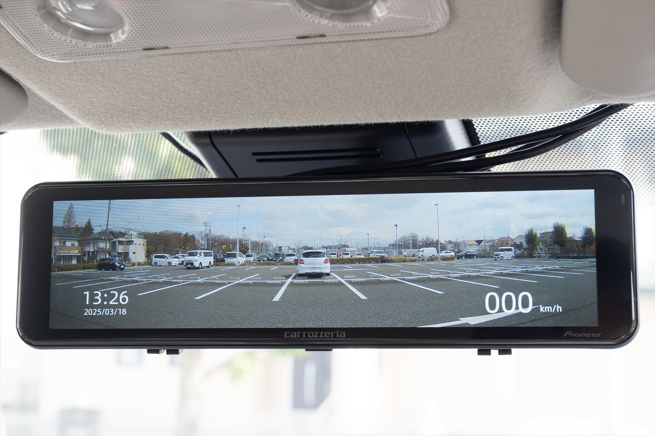 昼夜を問わずクリアな後方視界と鮮やかな録画品質が特長の