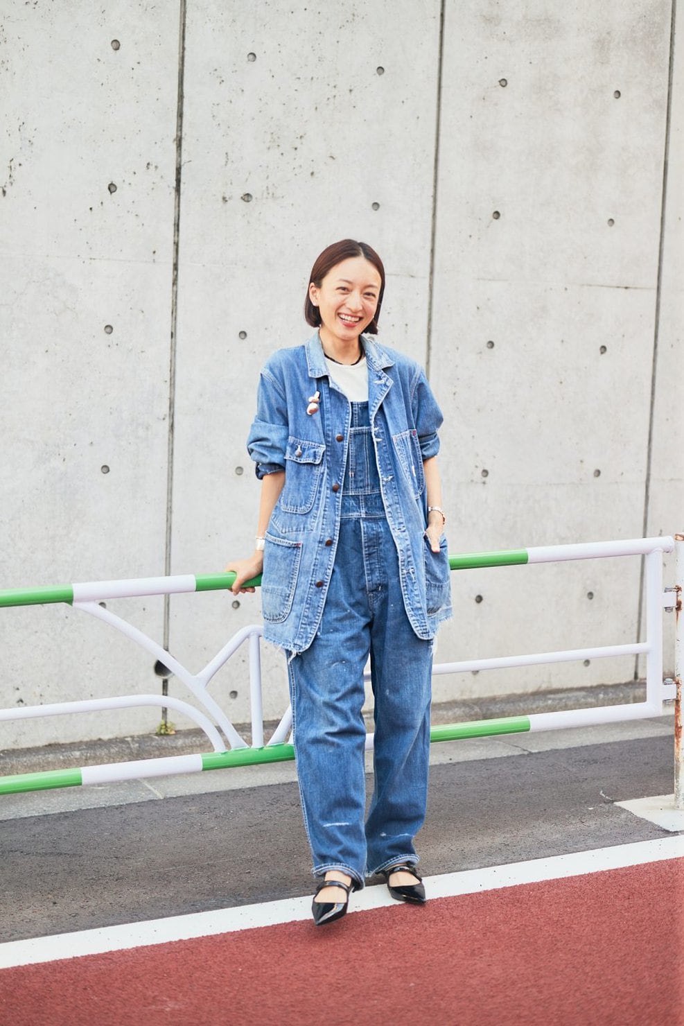 マノロ・ブラニクのメリージェーン｜デニムを黒エナメルで上品に底上げ