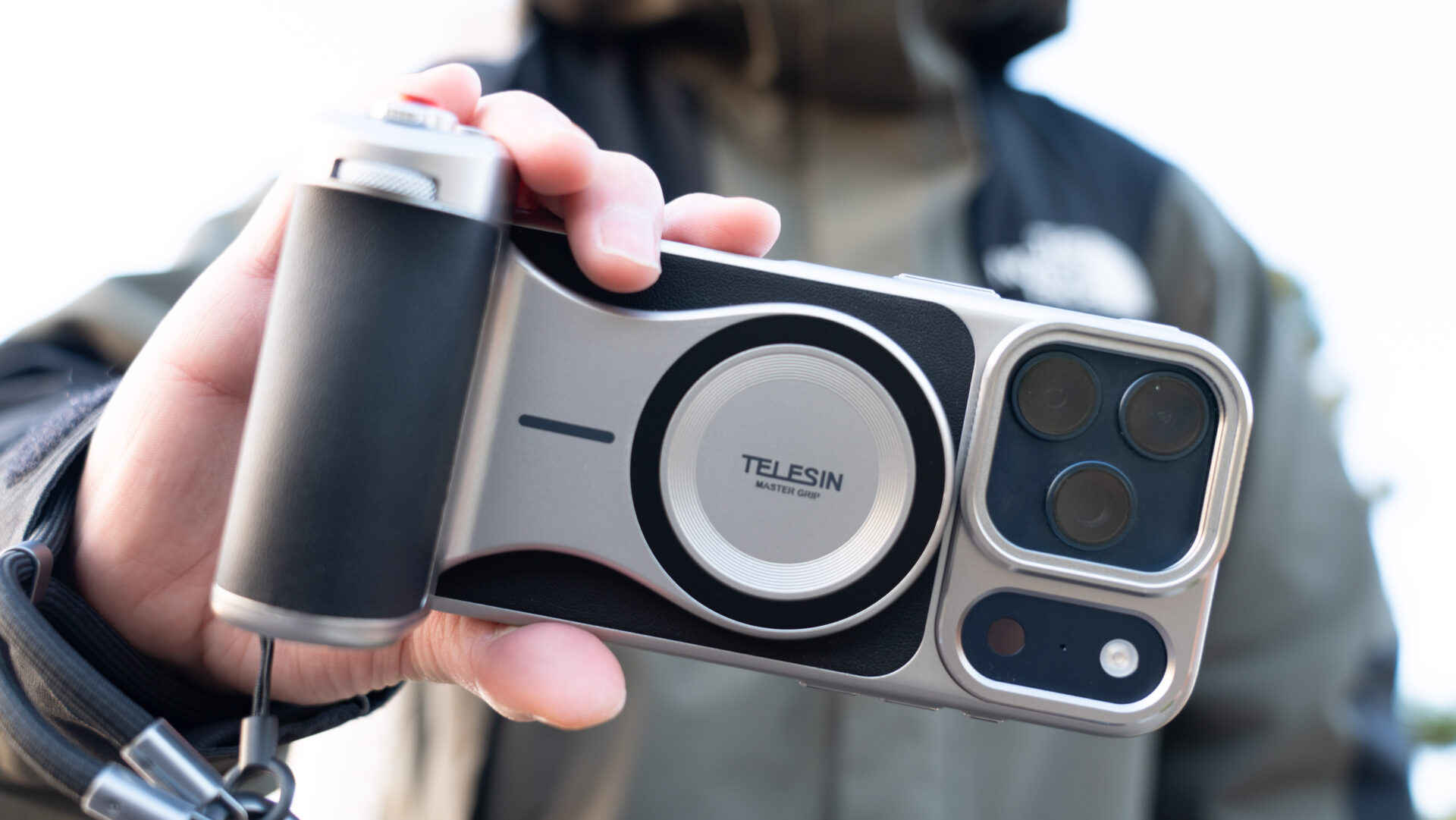 iPhoneを「コンデジ化」させて使い倒したい人へ「TELESIN Master Grip