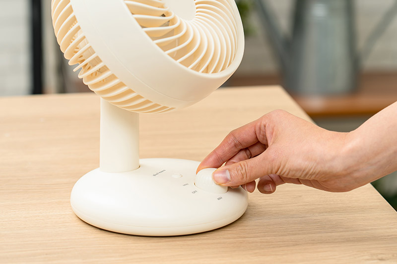 コードレスミニリビングファン 無段階風量調節 MO-F022 | plusmore
