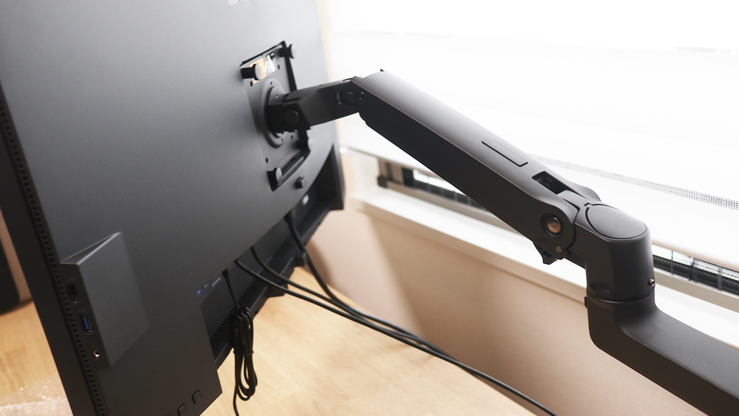 モニターアーム】「エルゴトロン LX」レビュー｜BenQ PD2705Uと相性