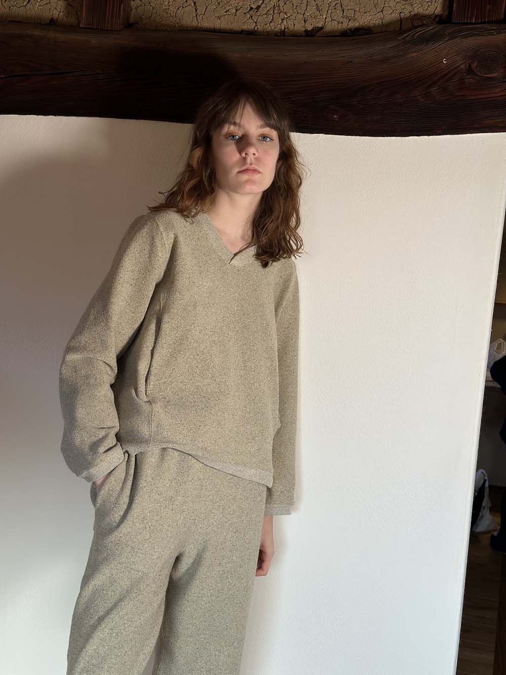 シルク×和紙糸 重ねVネックチビプルオーバー / 杢ベージュ✖️カラー