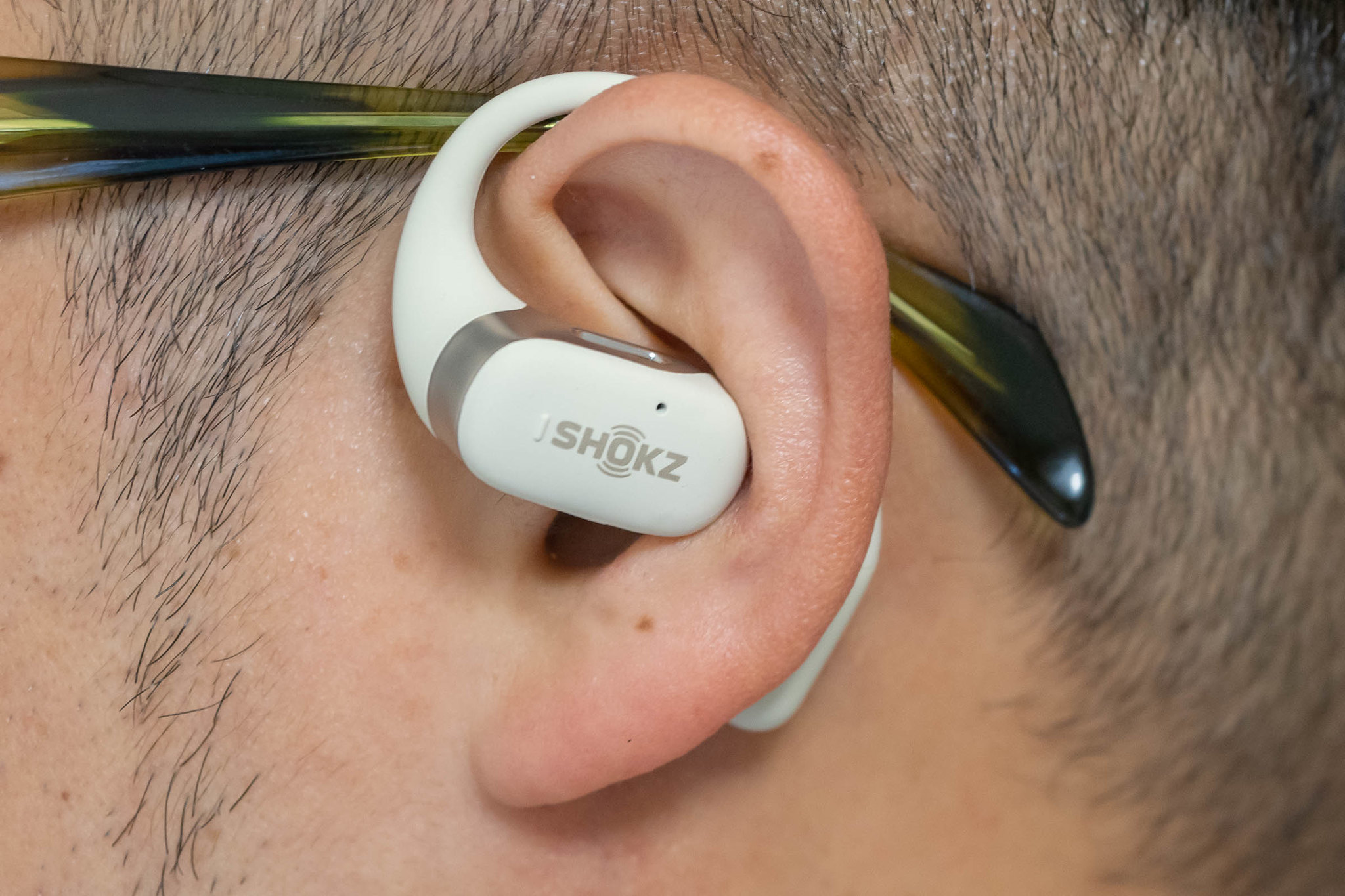 Shokz OpenFitは「耳に入れない」ワイヤレスイヤホン！音質やつけ心地