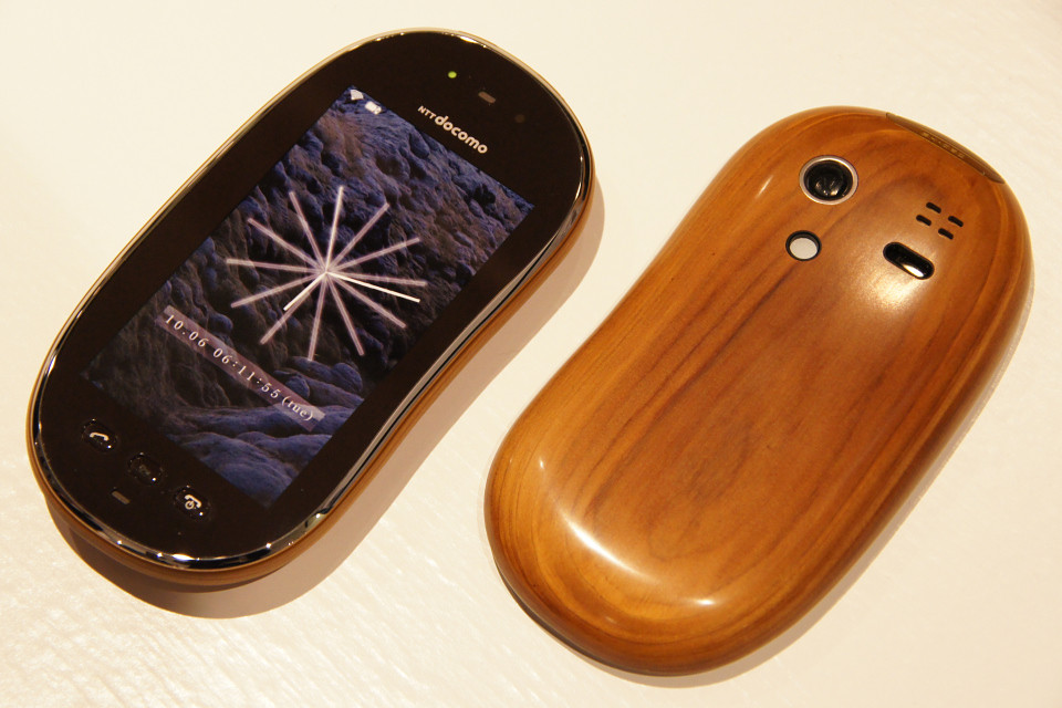 ケータイもエコの時代！間伐材を採用した木製ケータイ「TOUCH WOOD SH