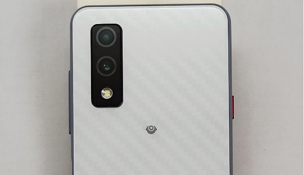 超細長い5インチ液晶で小型で持ちやすいミドルレンジスマホ「P-UP