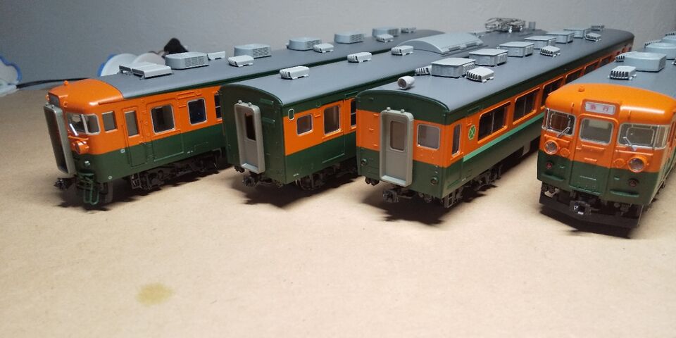 KATO HO 165系 自作室内灯とパーツ取付 : クローゼットの中の鉄道模型