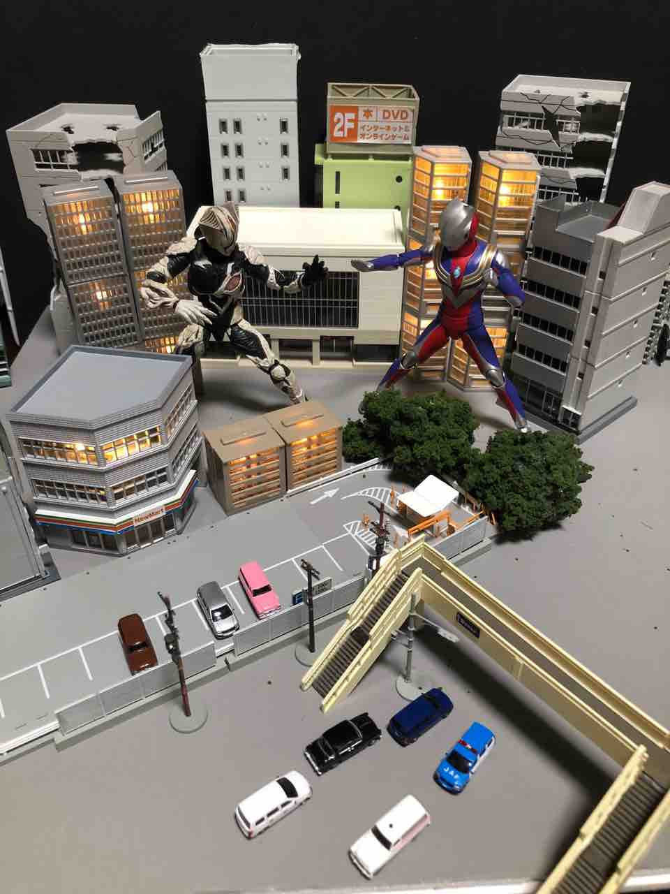フィギュア用巨大特撮セットで遊ぼう(市街地編) : ROAD OF HOBBY