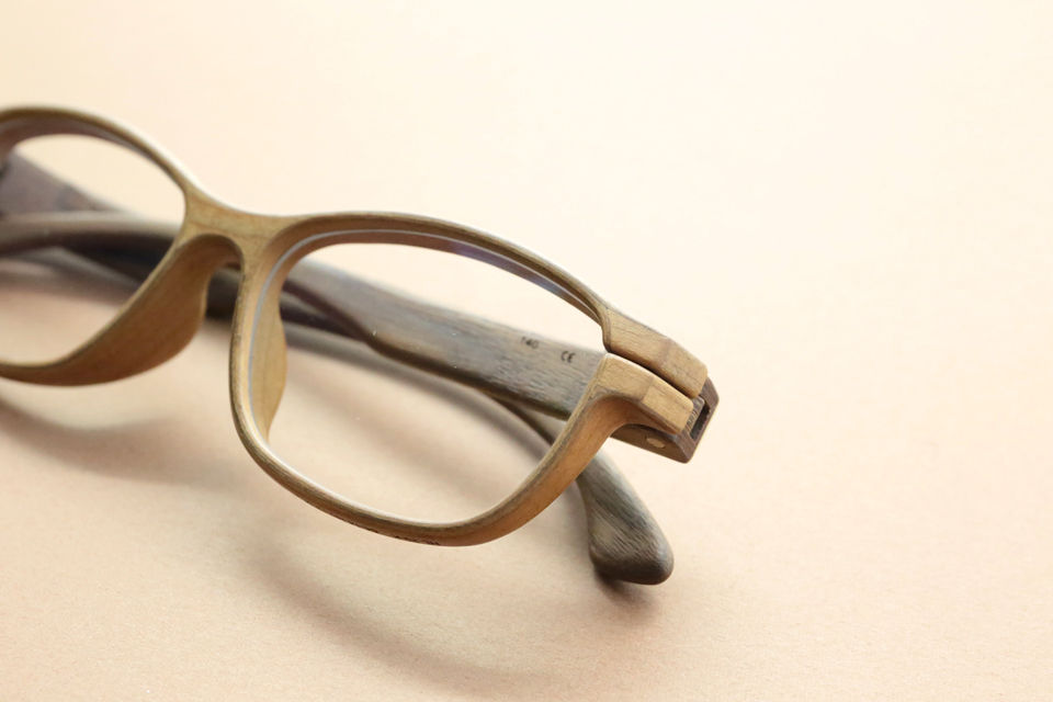 木の温かみを感じる「100％木製のメガネフレーム」 