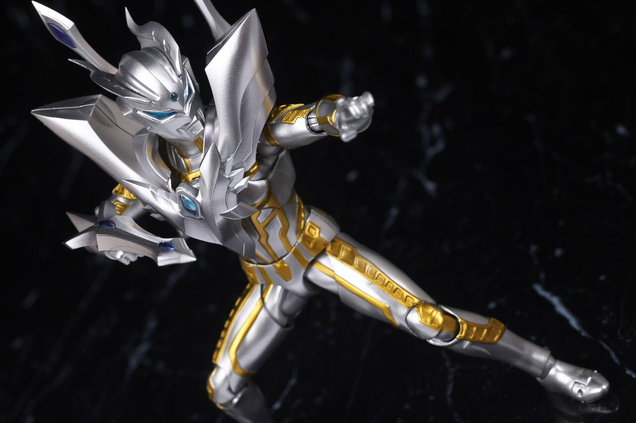 S.H.フィギュアーツ ウルティメイトシャイニングウルトラマンゼロ