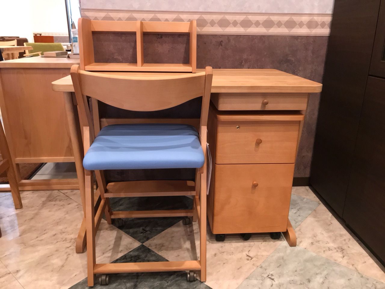 飛騨産業よりかわいい学習机が入荷しました : 住賓館(じゅうひんかん