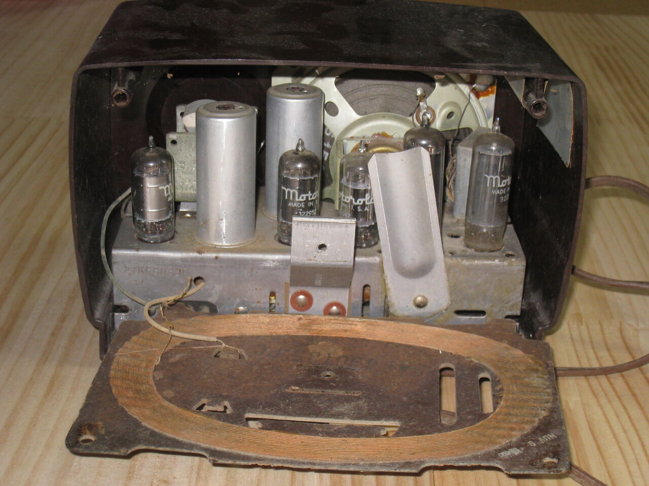 米MOTOROLA社 真空管ラジオの修理・・・①分解 : 真空管ラジオ修理