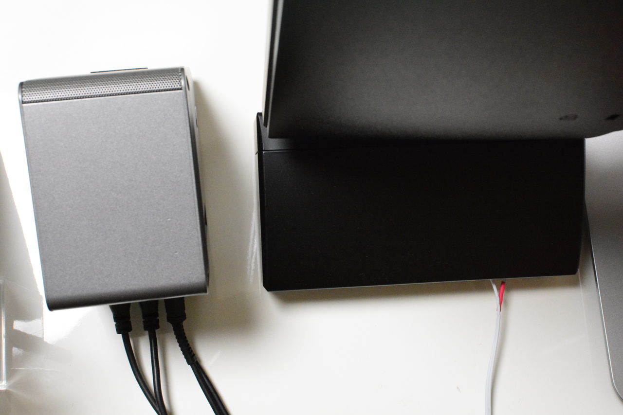 セパレートという新提案？デスクトップ環境にシアターシステム導入