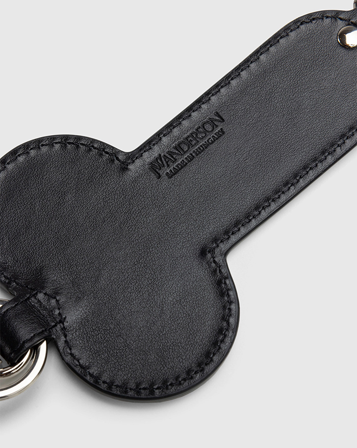 J.W. Anderson のペニスキーリングで、イヤらしい自分をさり気なく開放