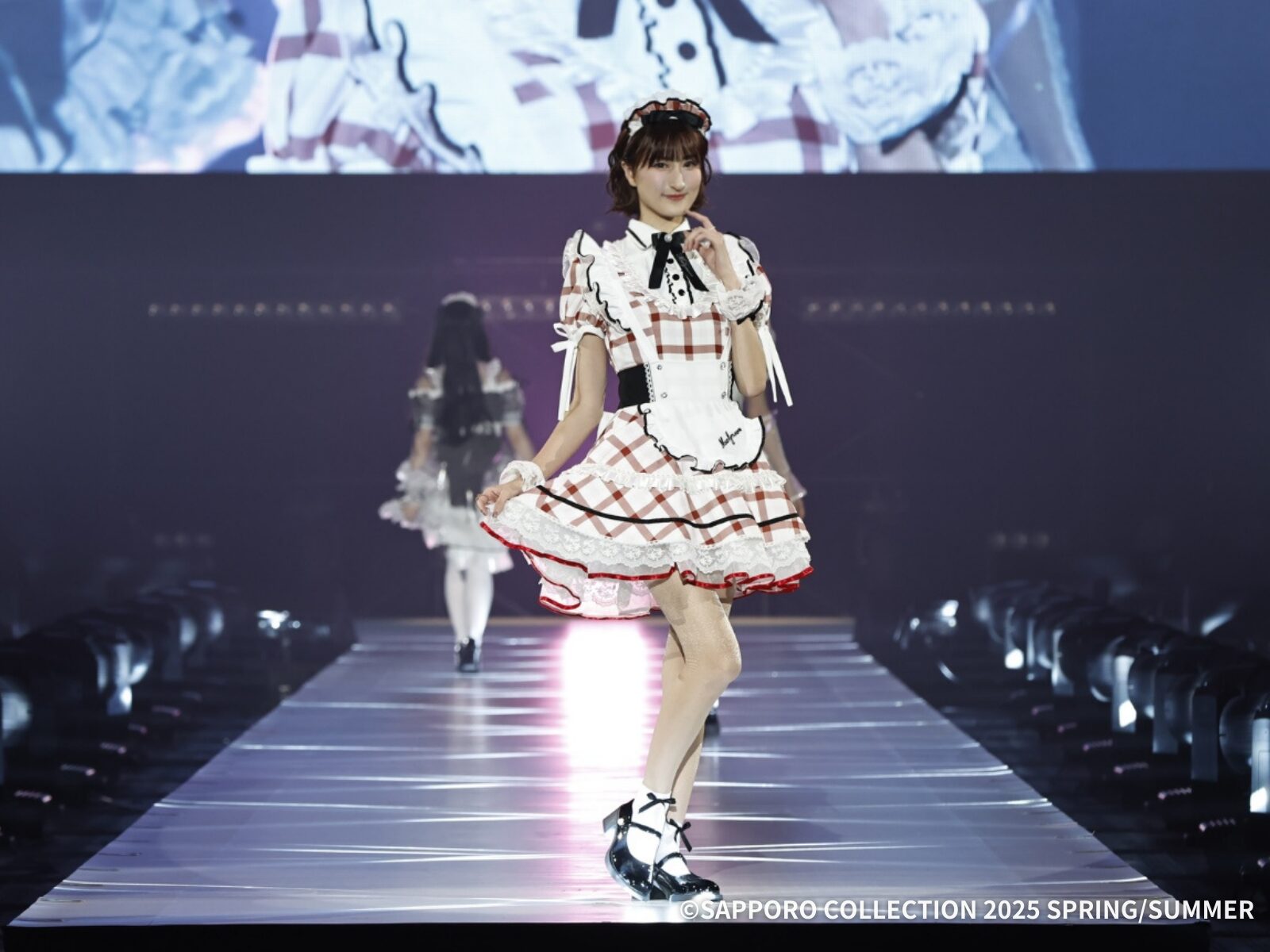 サツコレ2025SS】山本紗彩、美脚際立つメイド服姿で魅了！ステージで初