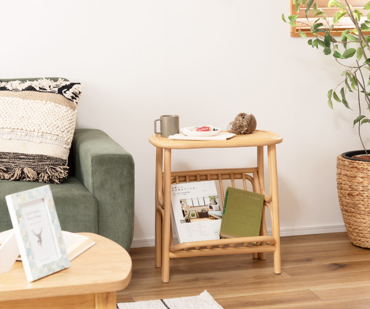 籐 サイドテーブル 幅50cm マガジンラック付 天然木 （ ナイトテーブル