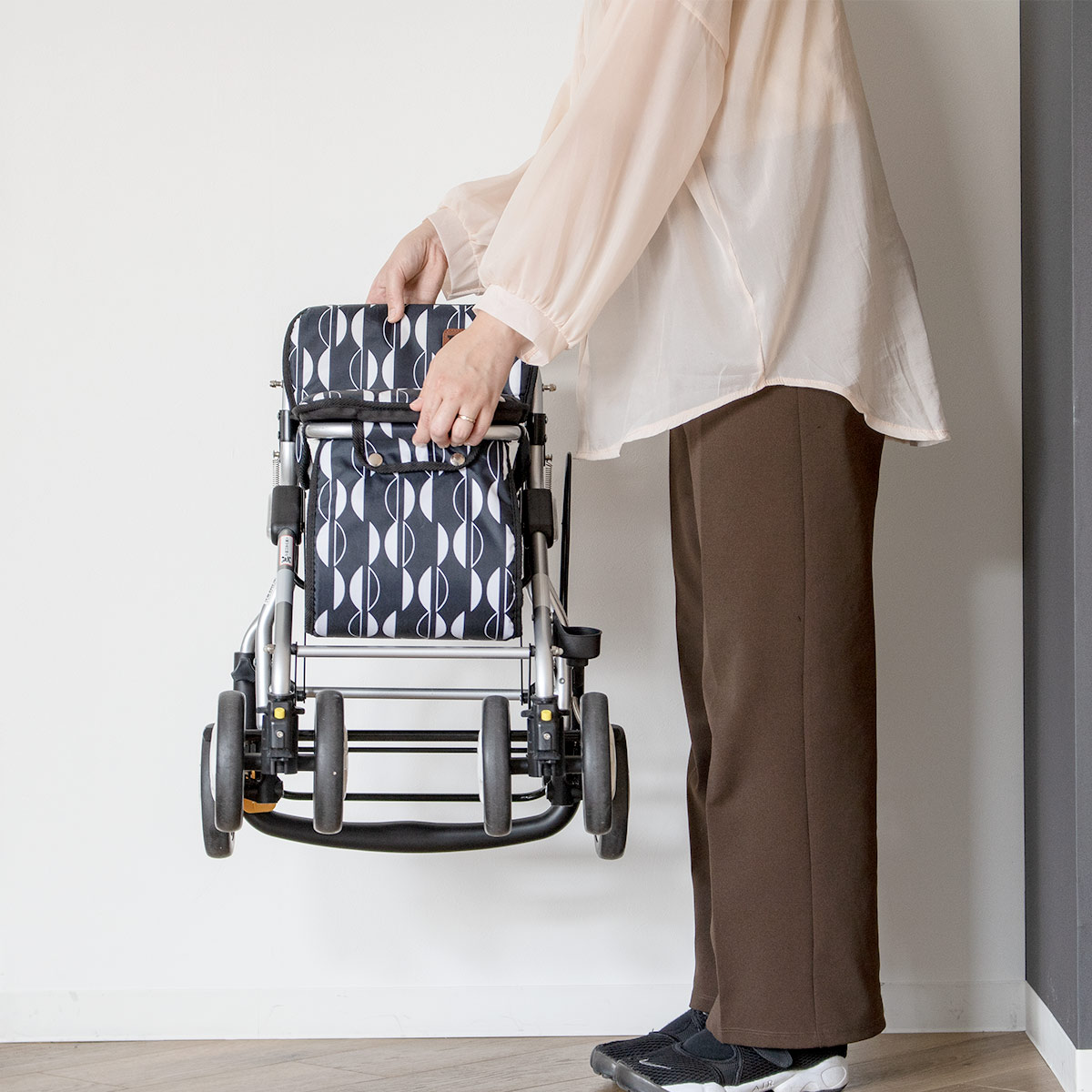 シルバーカー ミドルタイプ ルーティ2 コンパクト 座れる 幸和製作所