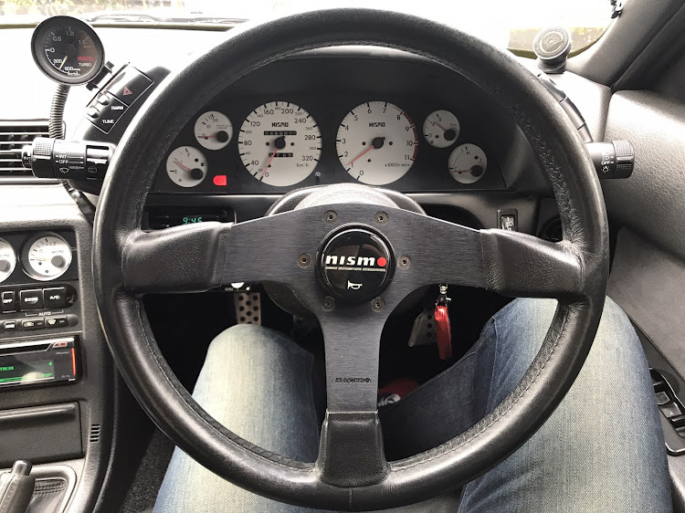 スカイライン GT-Rの前期純正ステアリング・後期純正ステアリング