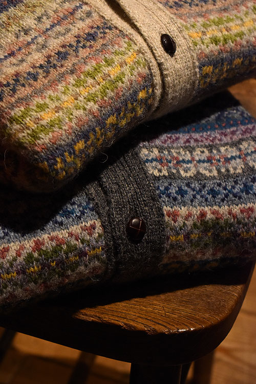 Jamieson's-別注 Fair Isle Saddle Shoulder Cardigan［Beige/Grey/Red］