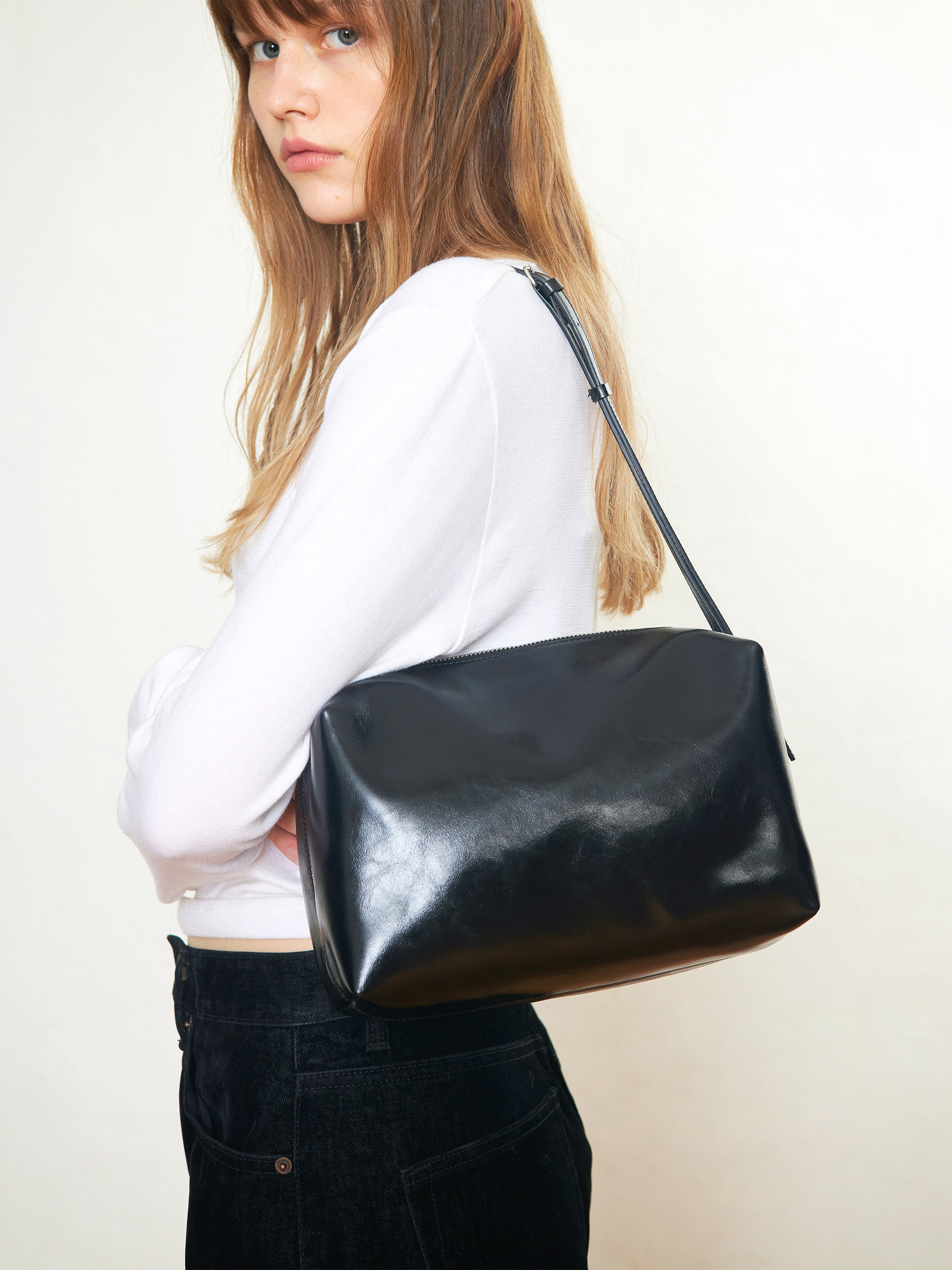 MUSINSA | LOW CLASSIC LEATHER CARAMEL BOX BAG_BLACK_LC257BA04BK