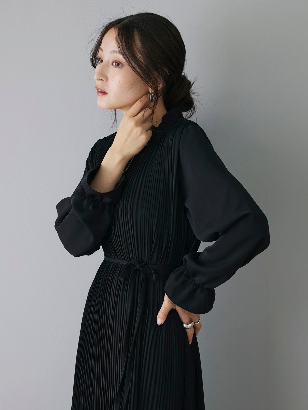 予約]フリルカラープリーツロングワンピース/ブラック – Lumier