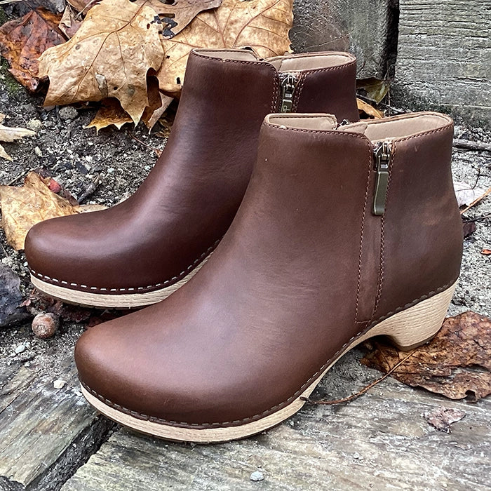 Womens Dansko Lizanne in Tan – Lucky Shoes