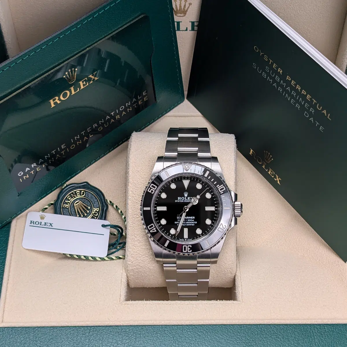 Rolex Oyster Perpetual Submariner 124060 Oystersteel Black