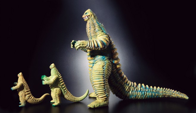 円谷プロ造形部門「LSS」が手掛けた400mmの巨大ソフビ「レッドキング