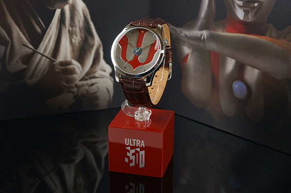 伝統の匠の技で仕上げられた「ウルトラマンシリーズ」×「越前蒔絵時計