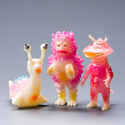 暗闇でぼんやり光る蓄光素材。「円谷プロダクションクリエイティブ