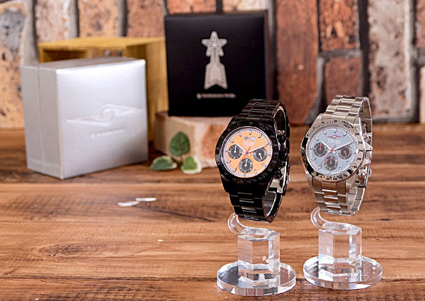 科学特捜隊」と「ウルトラ警備隊」二つのモデルのクロノグラフ腕時計が