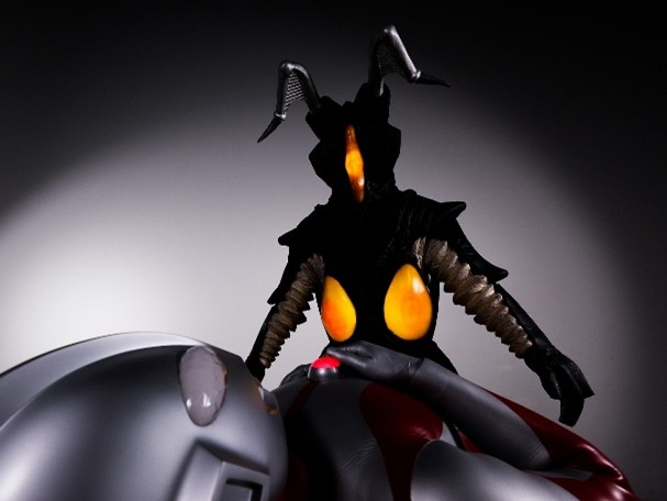 写真集「ウルトラマン VS. バルタン星人、ゴモラ、ゼットン」 – 円谷
