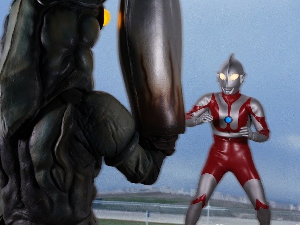 写真集「ウルトラマン VS. バルタン星人、ゴモラ、ゼットン」 – 円谷