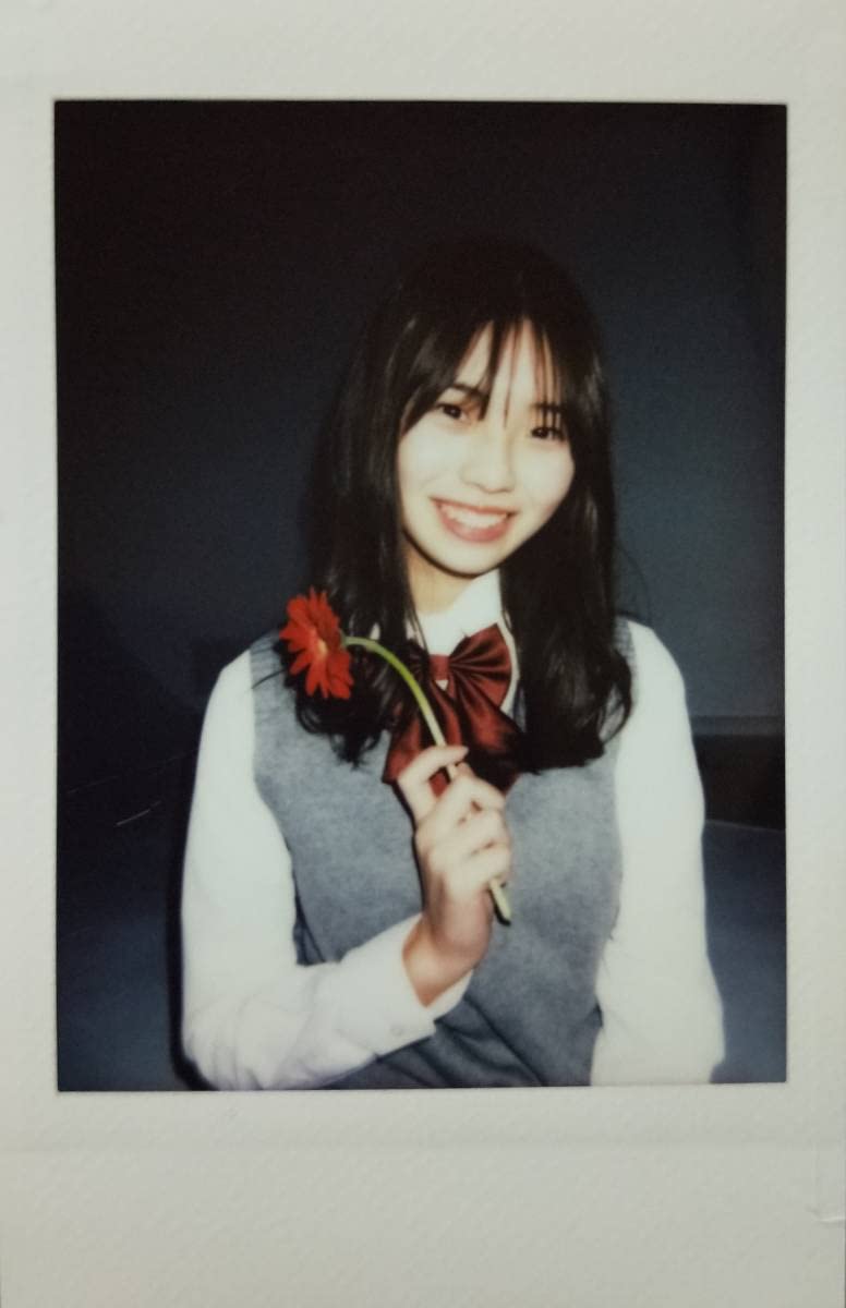 Amazon.co.jp: 菊地姫奈 写真集momentイベント特典 チェキ サインなし