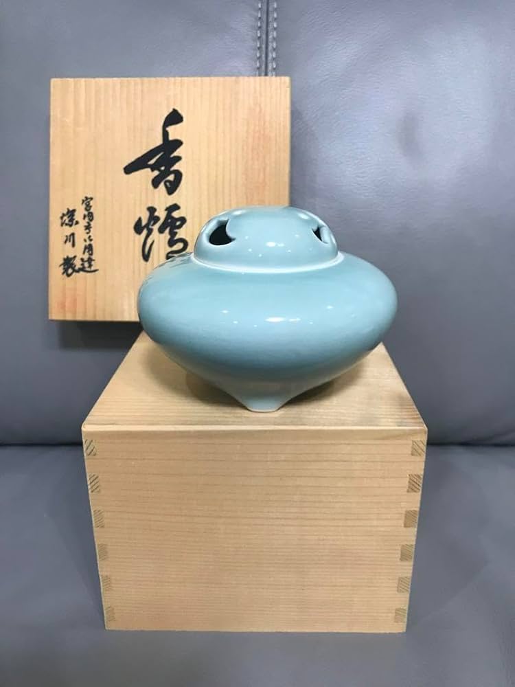 Amazon.co.jp: 深川製磁 宮内庁御用達 3号青磁 三足香炉 : ホーム