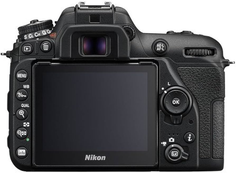 Amazon Canada: Nikon D7500 20.9MP DSLR Camera with AF-S DX NIKKOR