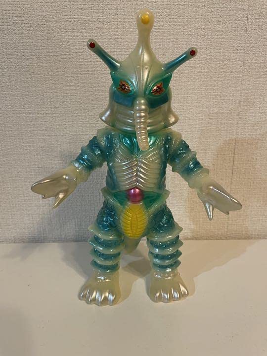 Amazon.co.jp: ヒッポリト星人 M1号 蓄光ソフビ レアカラー ブルマァク