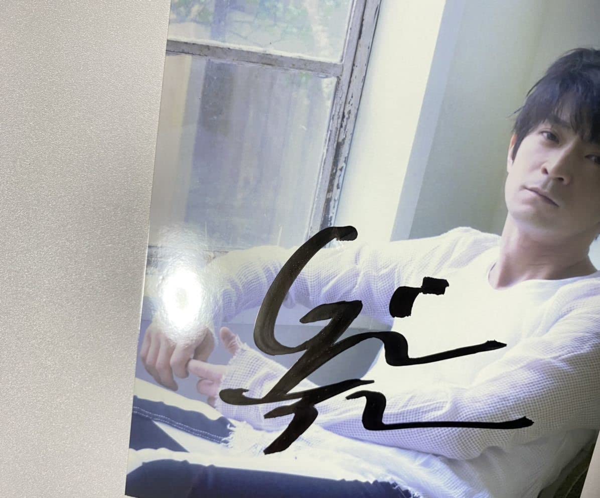 Amazon.co.jp: 津田健次郎 写真集 FLOWING 直筆サイン入り ブロマイド