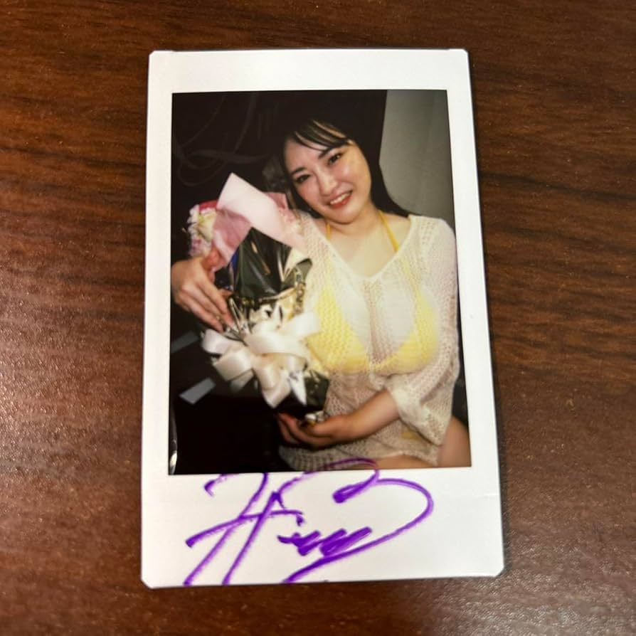 Amazon.co.jp: Himari 写真集 Queen B 直筆サイン入りチェキ : おもちゃ