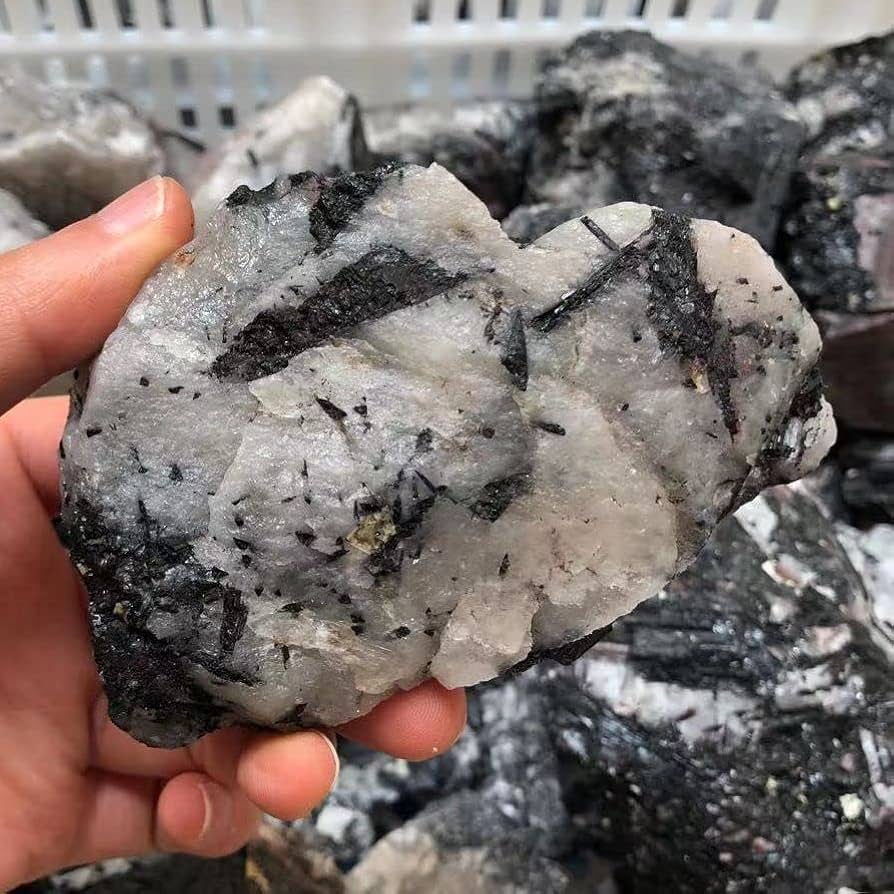 Amazon.co.jp: 天然生の黒と白のトルマリン標本の結晶と石 JIZTGEDM