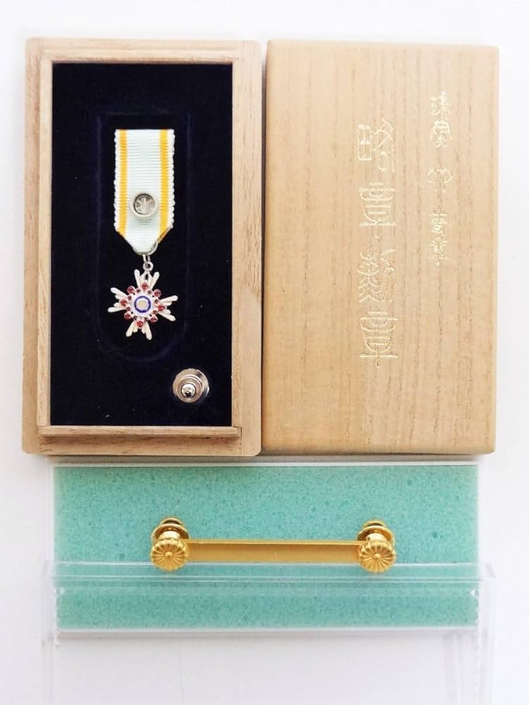 Amazon.co.jp: 造幣局製 勲六等瑞宝章 略章勲章 勲章佩用金具 セット