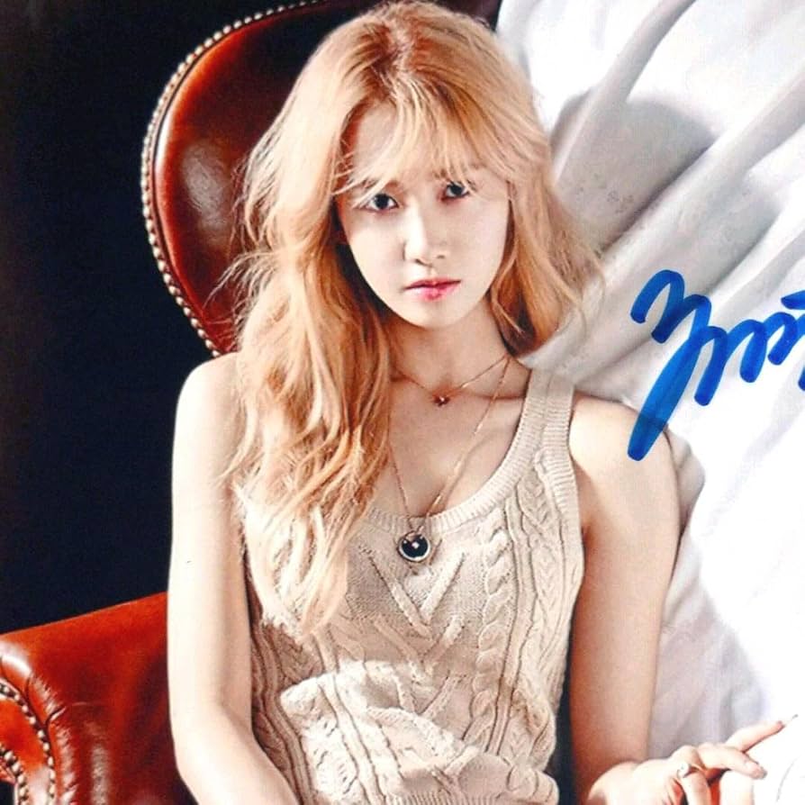 Amazon.co.jp: お宝‥ユナ直筆サイン入り2Lサイズ写真…少女時代‥⑦