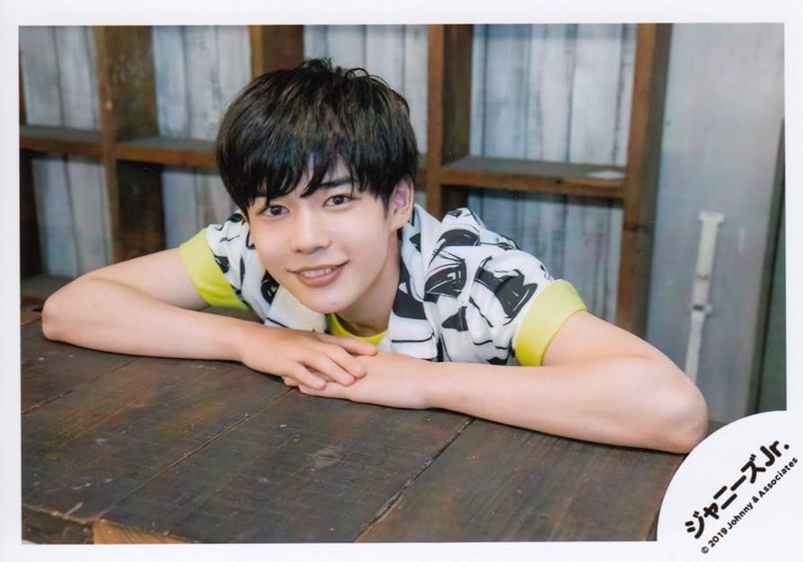 Amazon.co.jp: なにわ男子 公式 生 写真（長尾謙杜）J00241 : おもちゃ