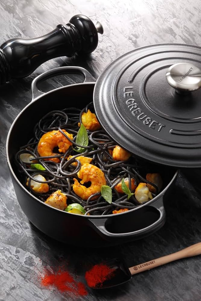 Le Creuset Enameled Cast Iron Signature Round Dutch Oven, 7.25 qt