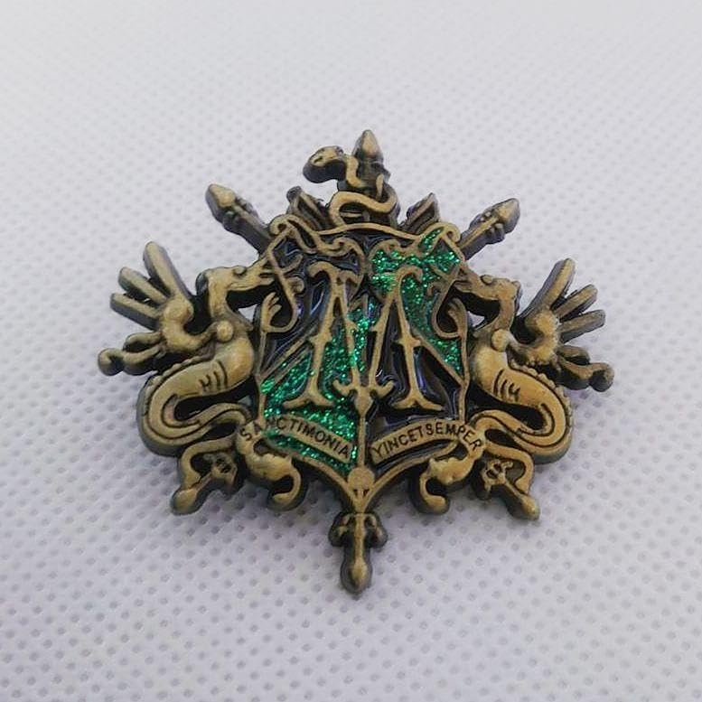 Amazon | ハリ ポタ マルフォイ家 紋章 ピンバッチ 02 | バッジ | おもちゃ